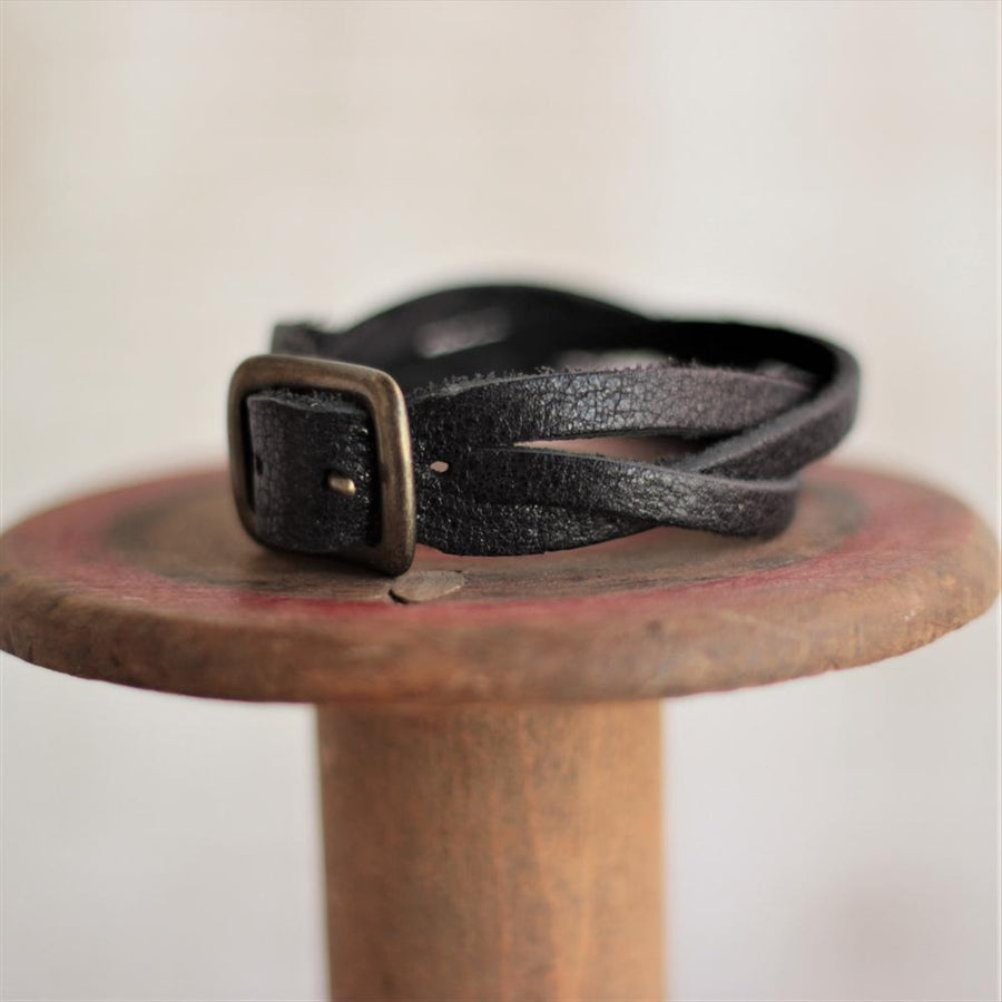 Soft leather braid bracelet ac-23 that is familiar to the skin