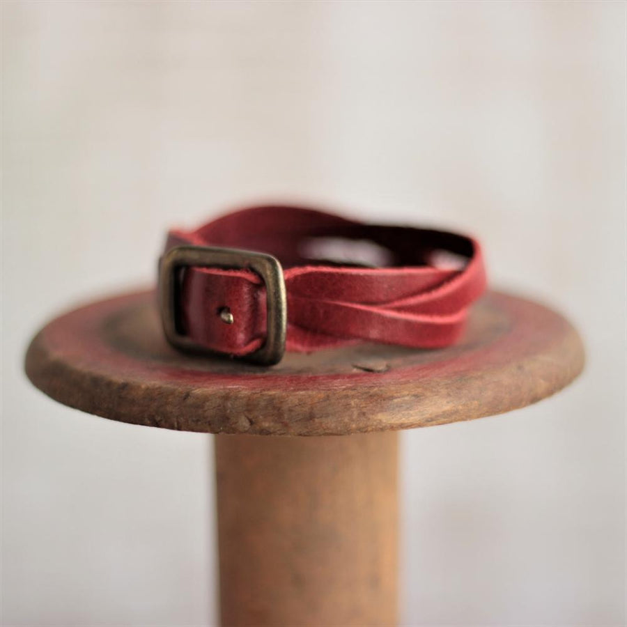 Soft leather braid bracelet ac-23 that is familiar to the skin